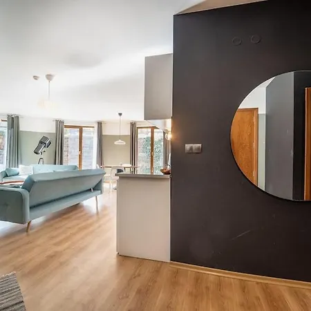 Apartament Host2u New 2 Bd, Fireplace, Free Parking