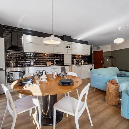 Apartament Host2u New 2 Bd, Fireplace, Free Parking