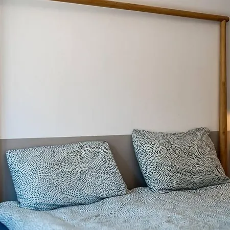 Apartment Host2u New 2 Bd, Fireplace, Free Parking *