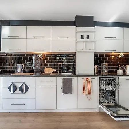 Host2u New 2 Bd, Fireplace, Free Parking *