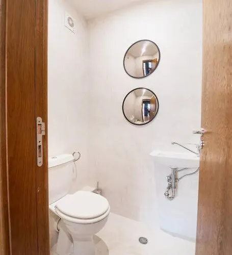 Apartmán Host2u New 2 Bd, Fireplace, Free Parking