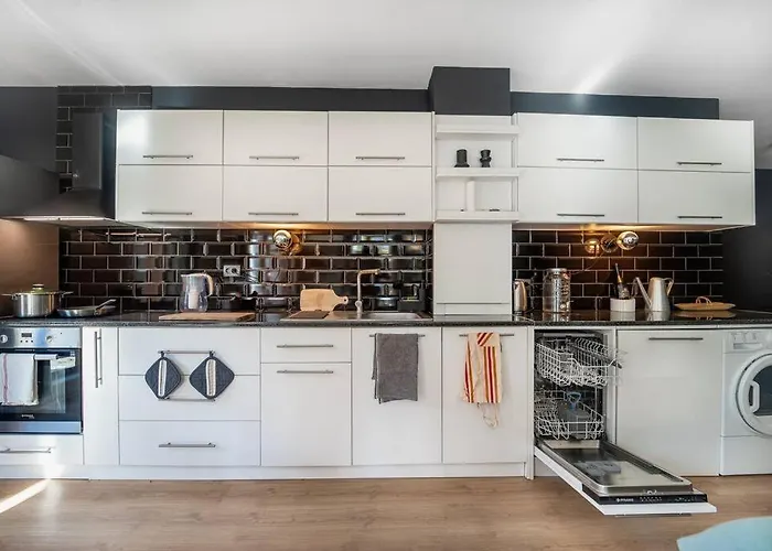 Host2u New 2 Bd, Fireplace, Free Parking *